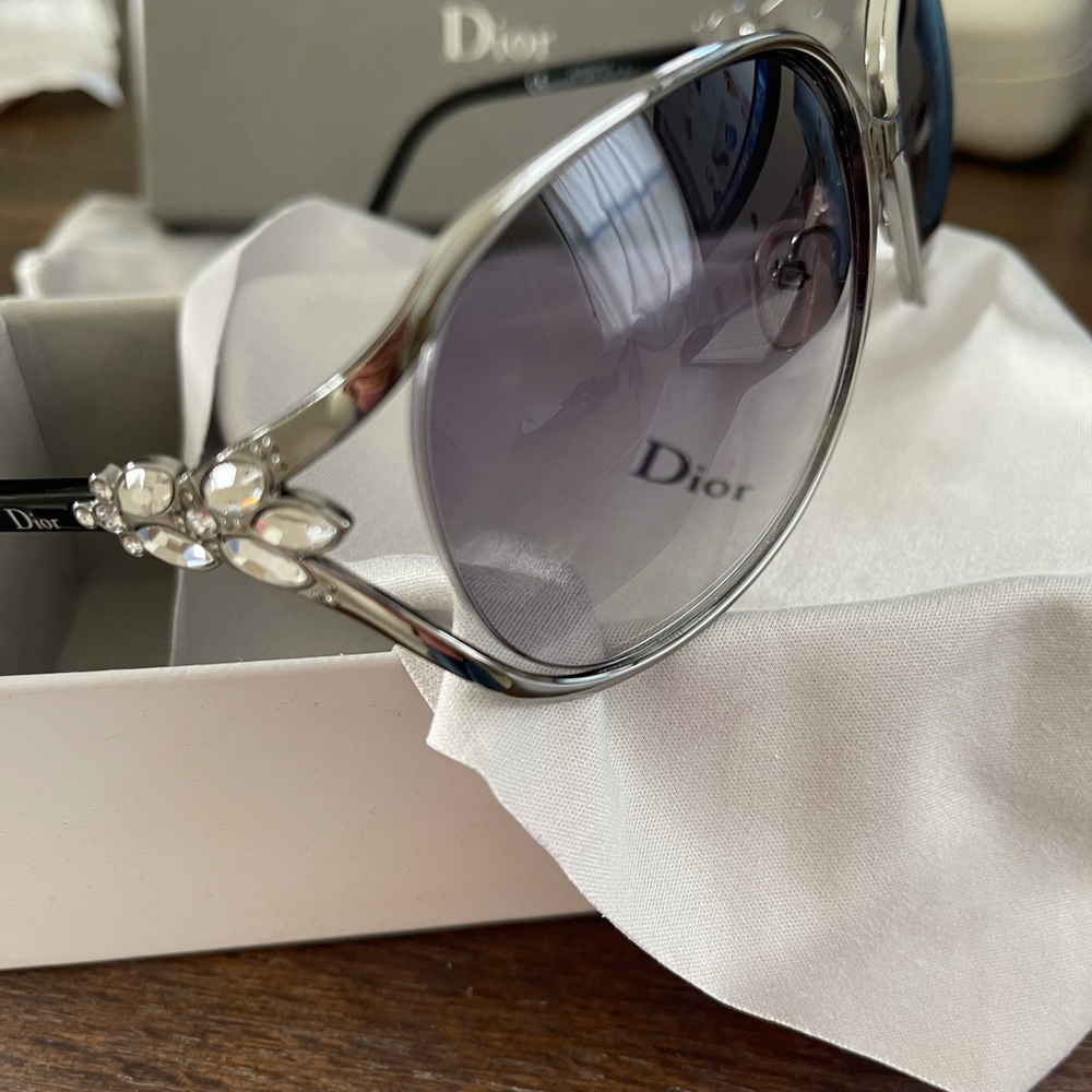 Dior Silver and Black Sunglasses with Sleek Design - Picture 3 of 3